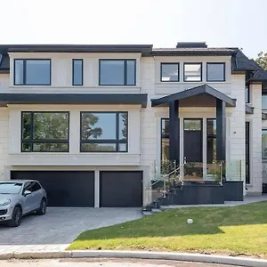 Luxury 6 Bedrooms With Spacious Indoor Toronto